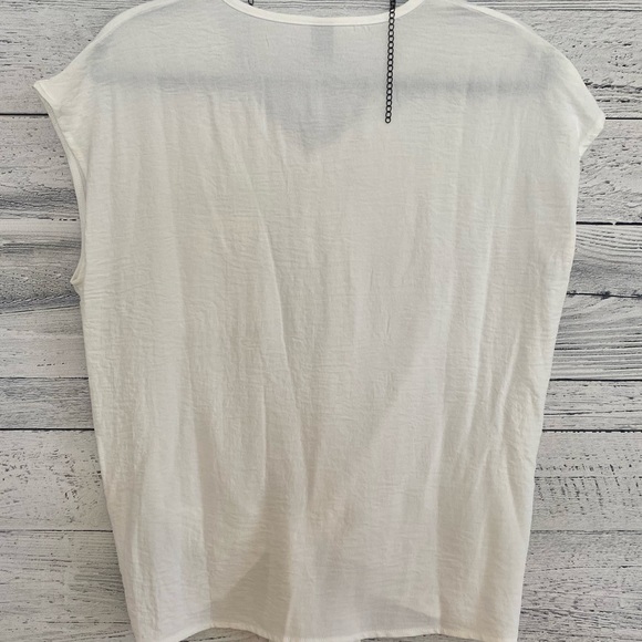 White blouse that ties at the waist - Picture 2 of 2